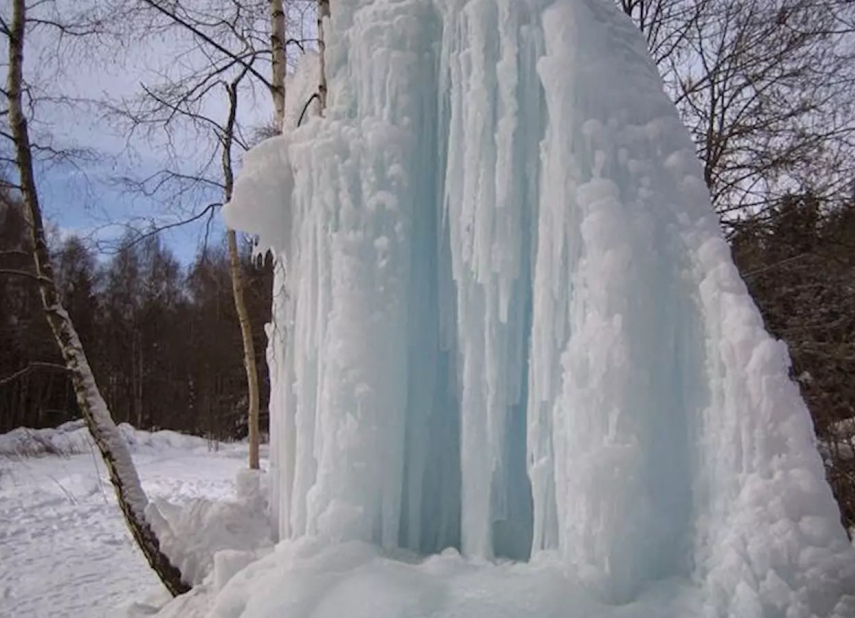 Lovětínský krápník – ledový stalagmit nedaleko Třeště